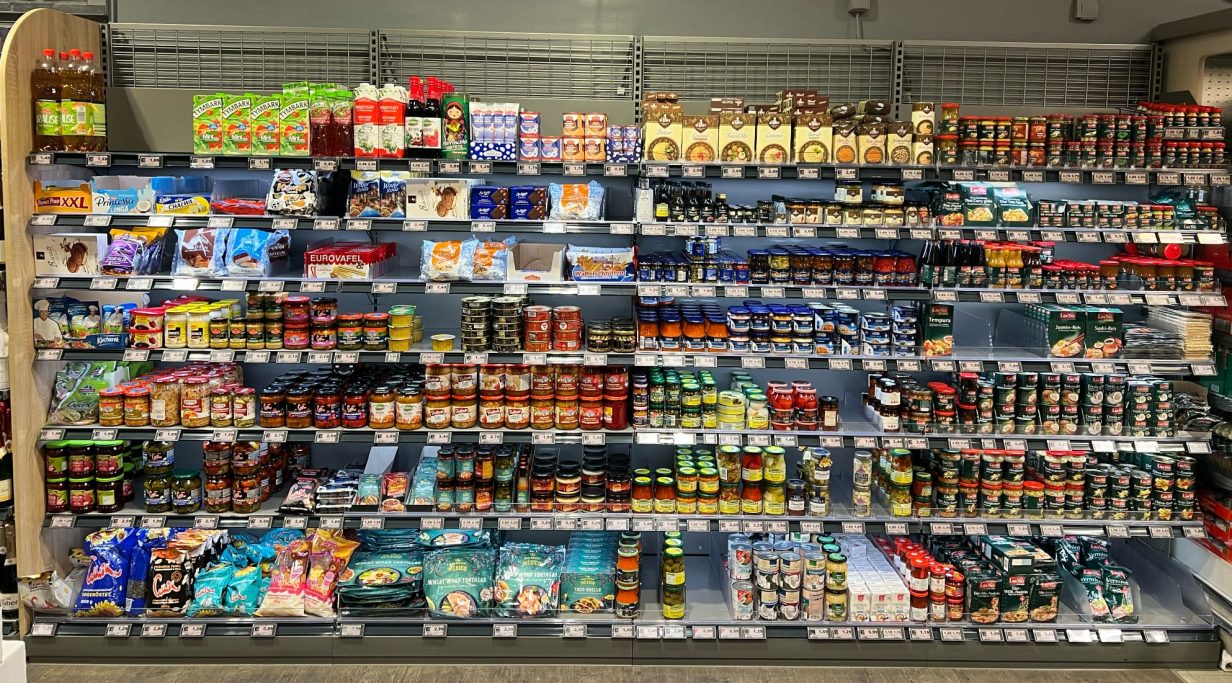 Herkömmliches Regalsystem — lückenhaft und ungleichmäßig befüllt