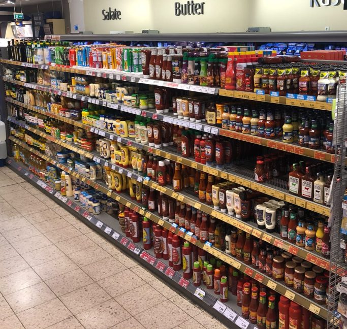 Regal ohne TurnLoader — unordentlich und lückenhaft befüllt